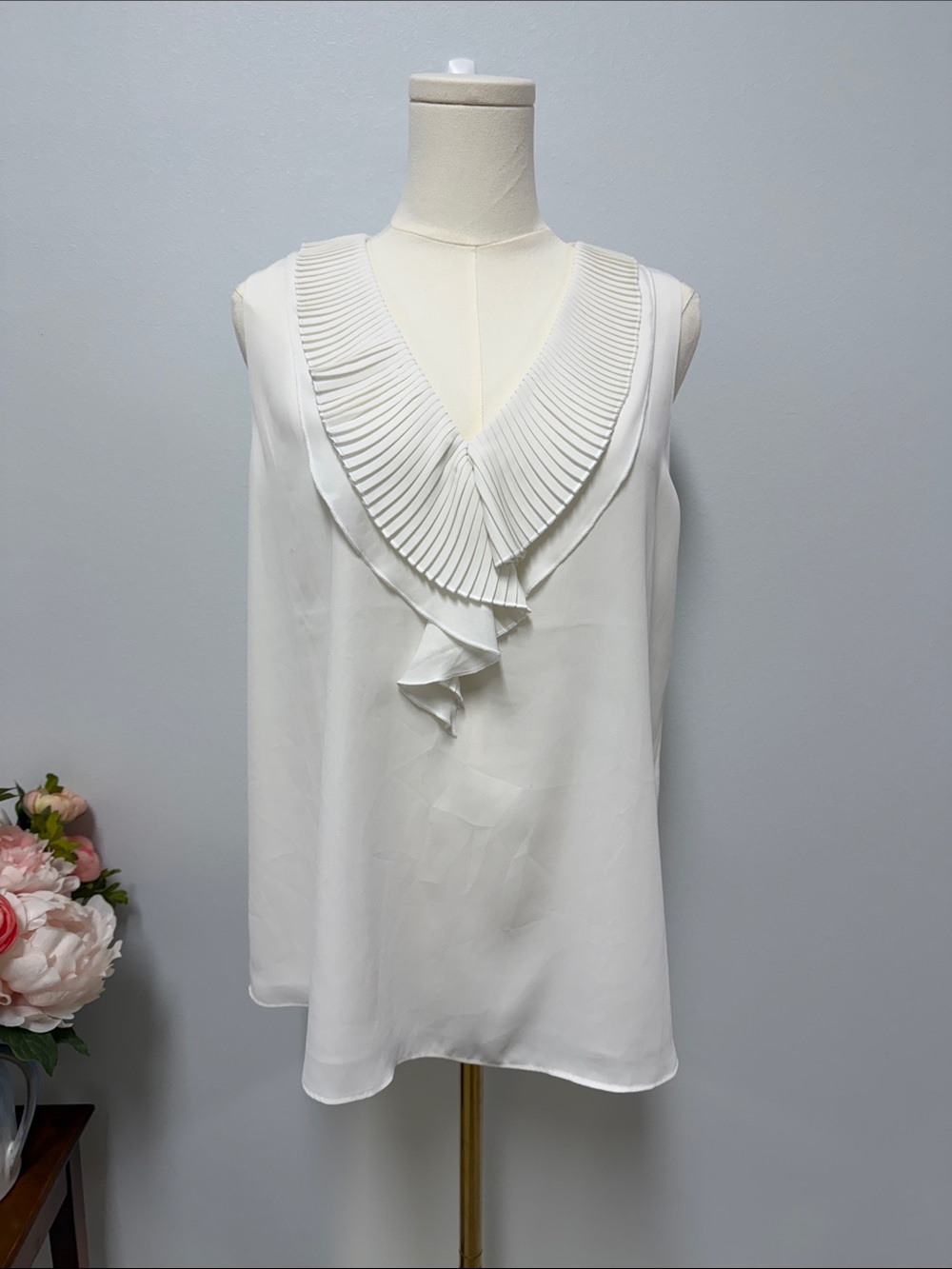 White House Black Market Cream Pleated V-Neck Ruffle Sleeveless Blouse